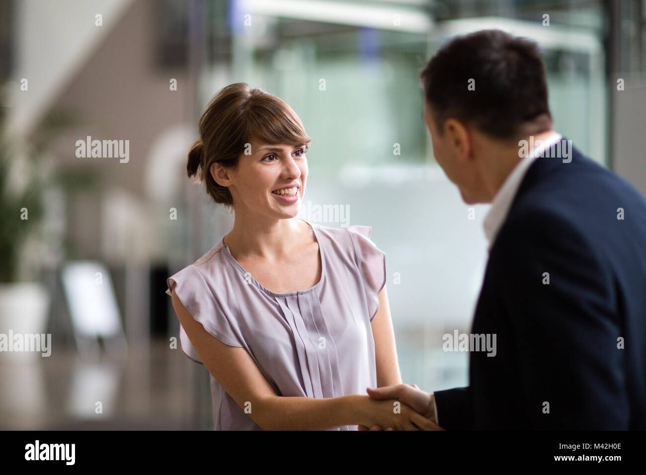 Jeune femme businesswoman offert un emploi Banque D'Images