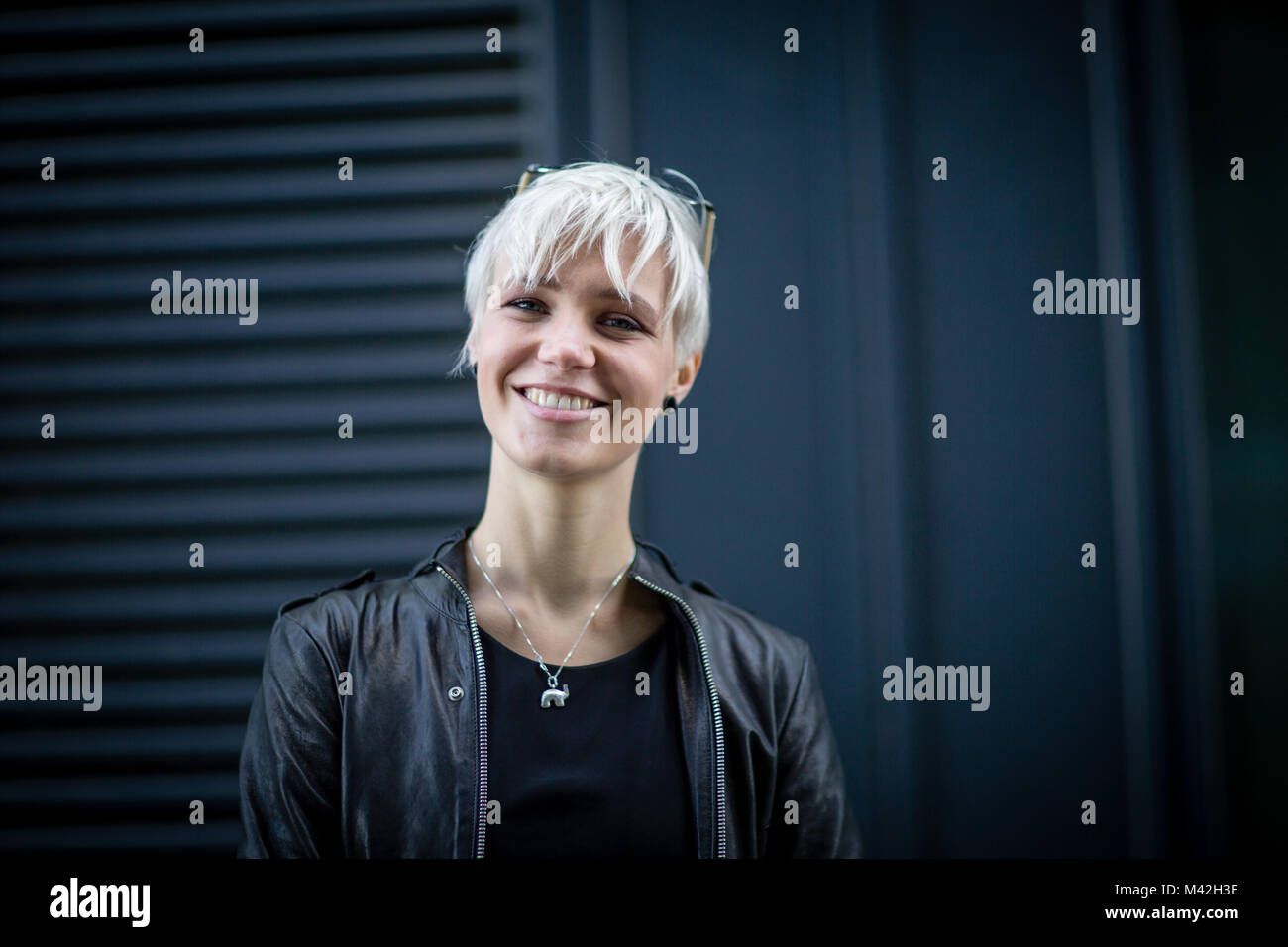 Portrait de jeune adulte en milieu urbain ville Banque D'Images