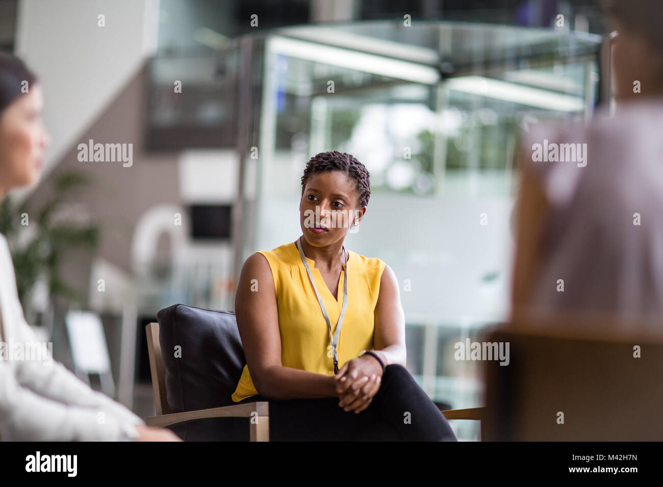 Businesswoman listening lors d'une réunion Banque D'Images