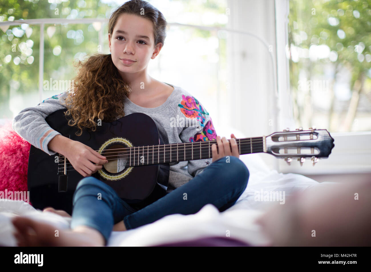 Teenager playing acoustic guitar Banque D'Images