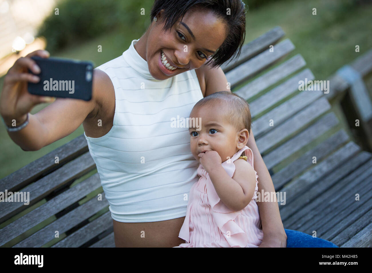 Maman en tenant avec selfies baby girl Banque D'Images