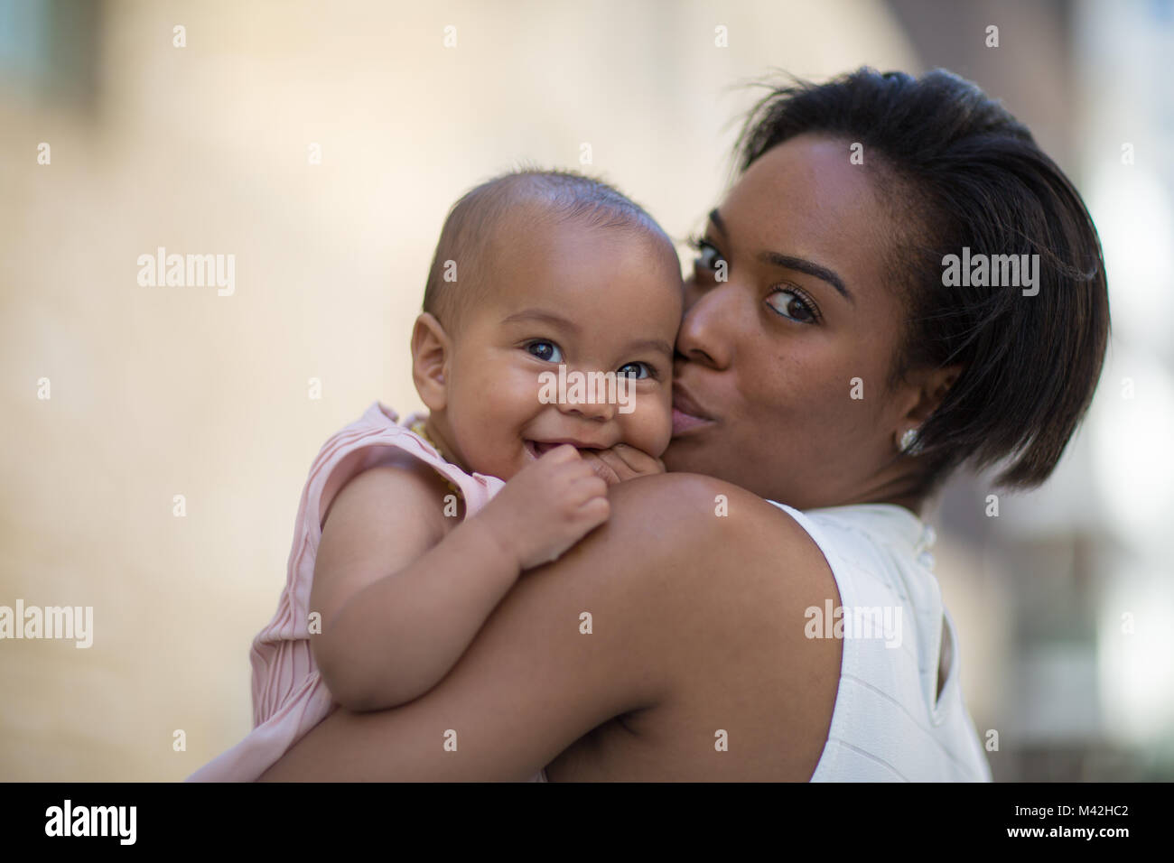 La maman et le nouveau-né à l'extérieur Banque D'Images