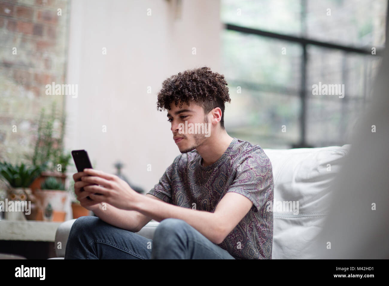 Les jeunes adultes de sexe masculin sur smartphone Banque D'Images