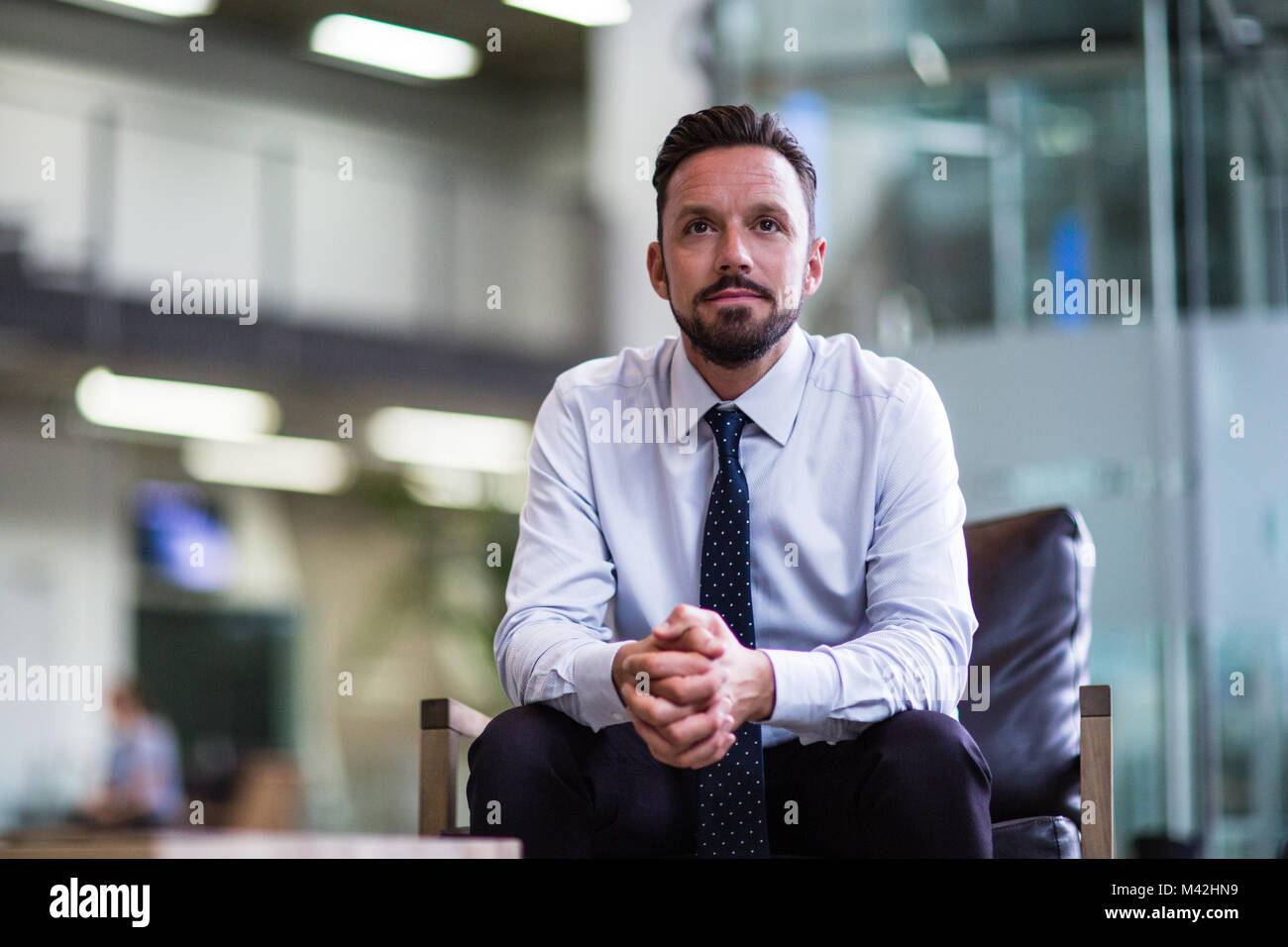 Businessman de la fenêtre Banque D'Images