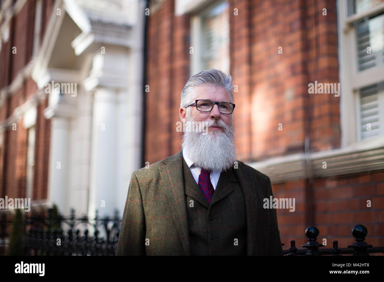 Senior male walking down street Banque D'Images