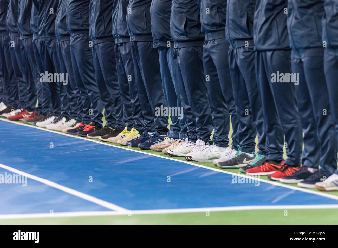 CLUJ NAPOCA, Roumanie - 10 février 2018 : Les arbitres de ligne entrant dans la cour lors de la cérémonie d'ouverture de la Fed Cup Championnat du monde match du groupe b Banque D'Images