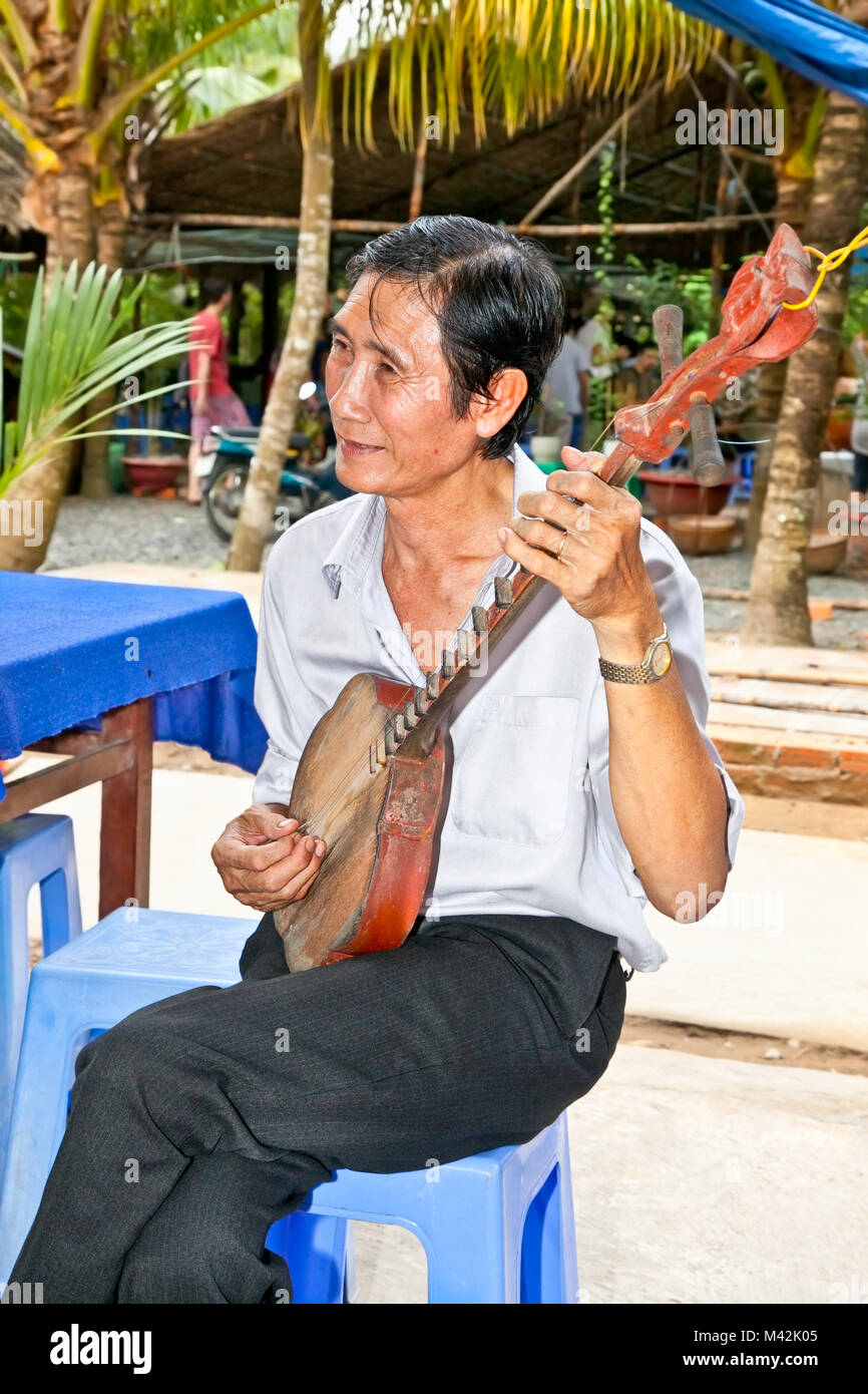 BEN TRE,VIETNAM-novembre 18,2013:Pas de musiciens qui jouent au twin chords folklore dans Ben Tre,Delta du Mekong, Vietnam Le novembre 18,2013. Delta du Mékong Banque D'Images