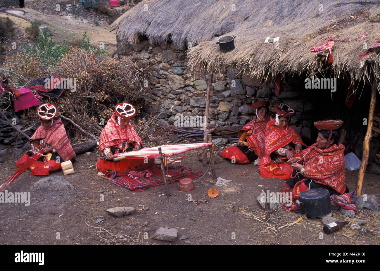 Le Pérou. Willoc Huilloc ou. Près de Ollantaytambo et Cusco, Cuzco, tissage des femmes en costume traditionnel sur la campagne. Banque D'Images