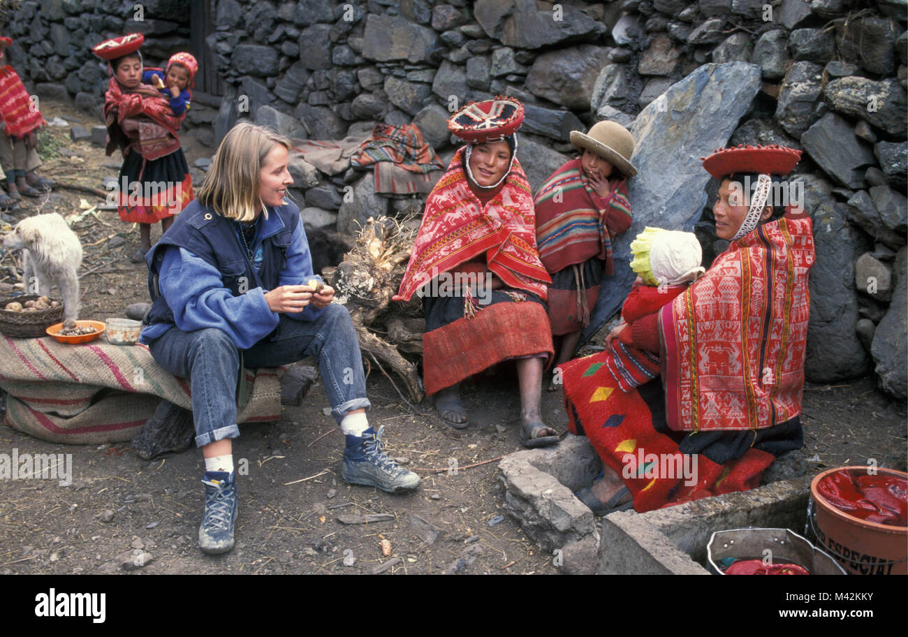 Le Pérou. Willoc Huilloc ou. Près de Ollantaytambo et Cusco, Cuzco, les femmes en costume traditionnel sur la campagne. Touriste. Banque D'Images