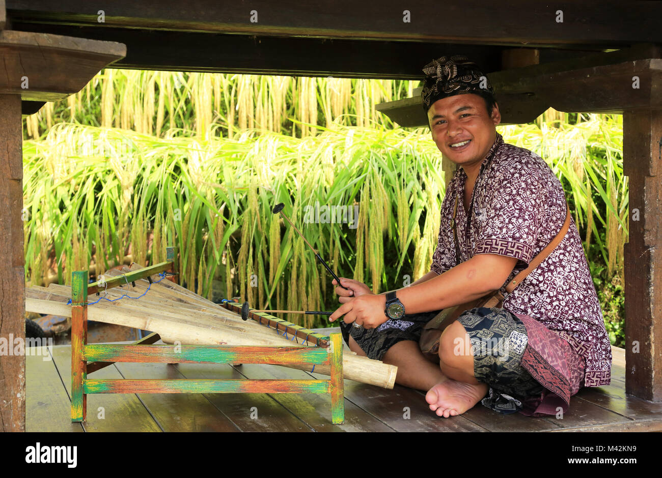 Batik shirt indonesia Banque de photographies et d'images à haute  résolution - Alamy