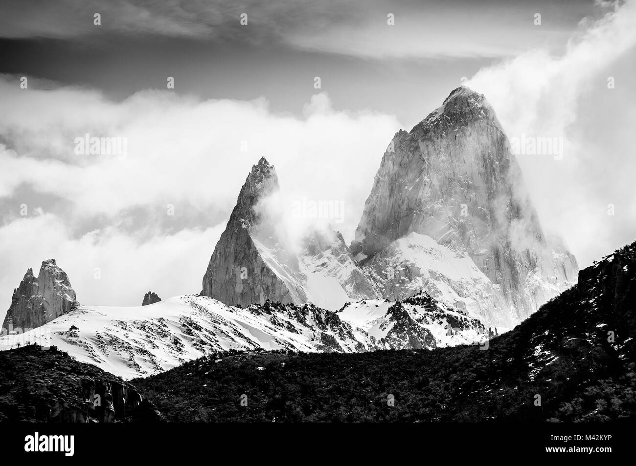 El Chalten, le Parc National Los Glaciares, Patagonie, Argentine, Amérique du Sud. La montagne Fitz Roy dans les nuages en noir et blanc. Banque D'Images