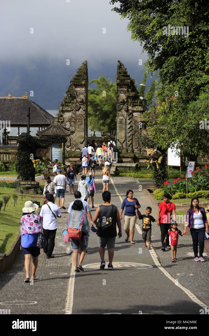 Les visiteurs à l'entrée principale de Pura Ulun Danu Bratan Temple.Bali.L'Indonésie Banque D'Images