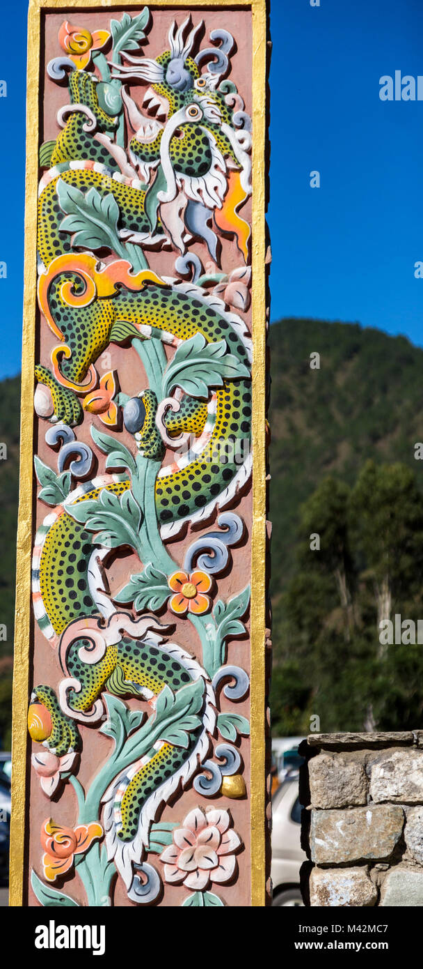 Punakha, Bhoutan. Réplique de dragon sur le Mariage Royal porte construite en 2011 pour Mariage Royal, à l'entrée du Parking pour Punakha Dzong (forteresse/Mona Banque D'Images