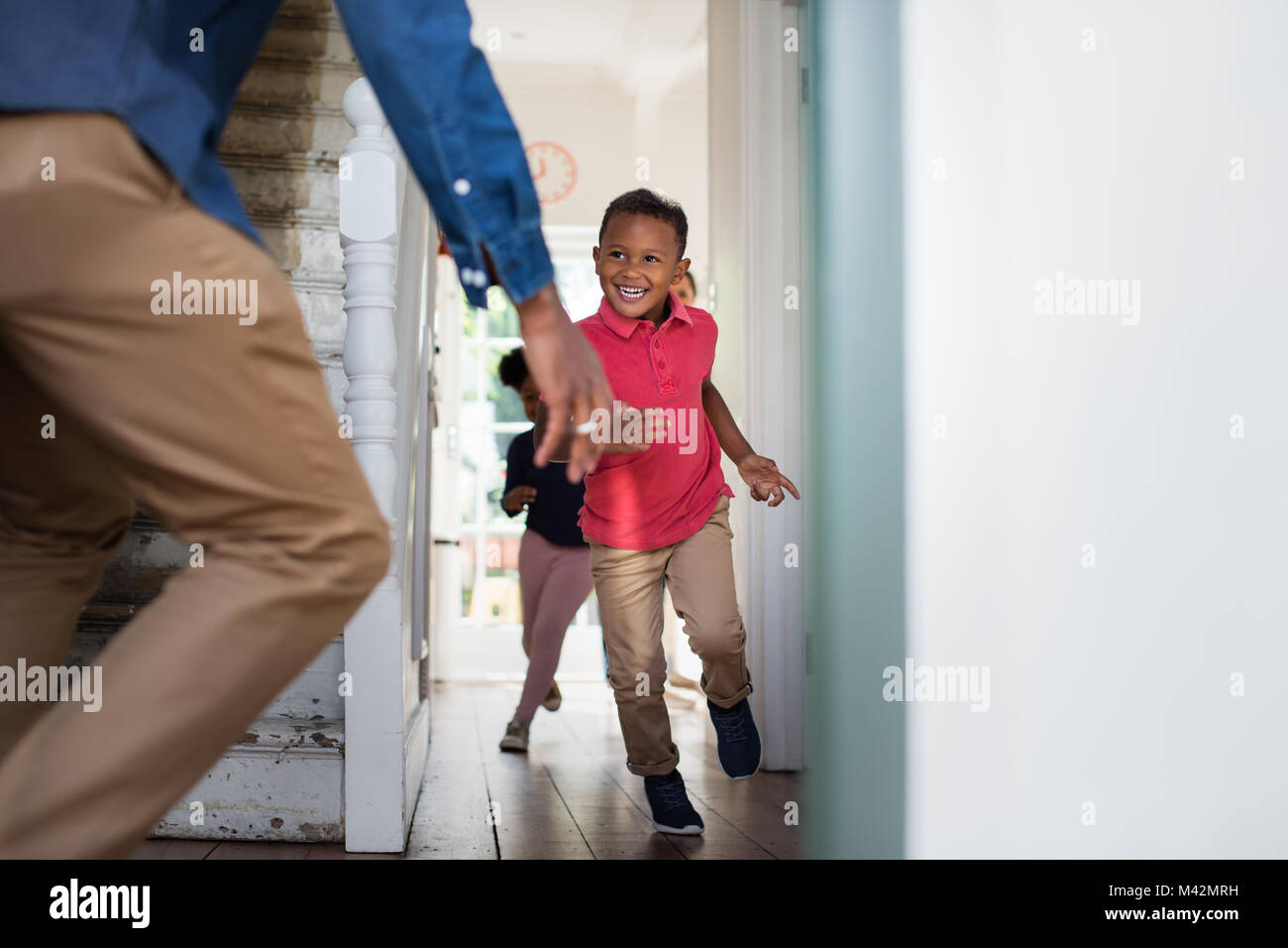 Enfants qui courent à papa Accueil Bienvenue Banque D'Images