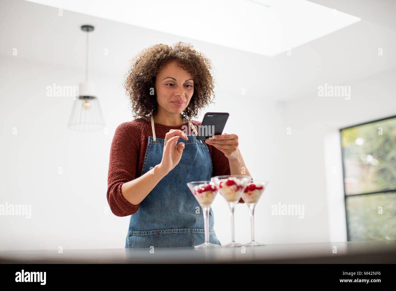 L'alimentation femelle blogger affichant une photo avec smartphone Banque D'Images
