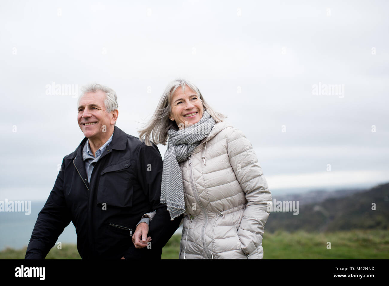 Senior couple walking outdoors Banque D'Images