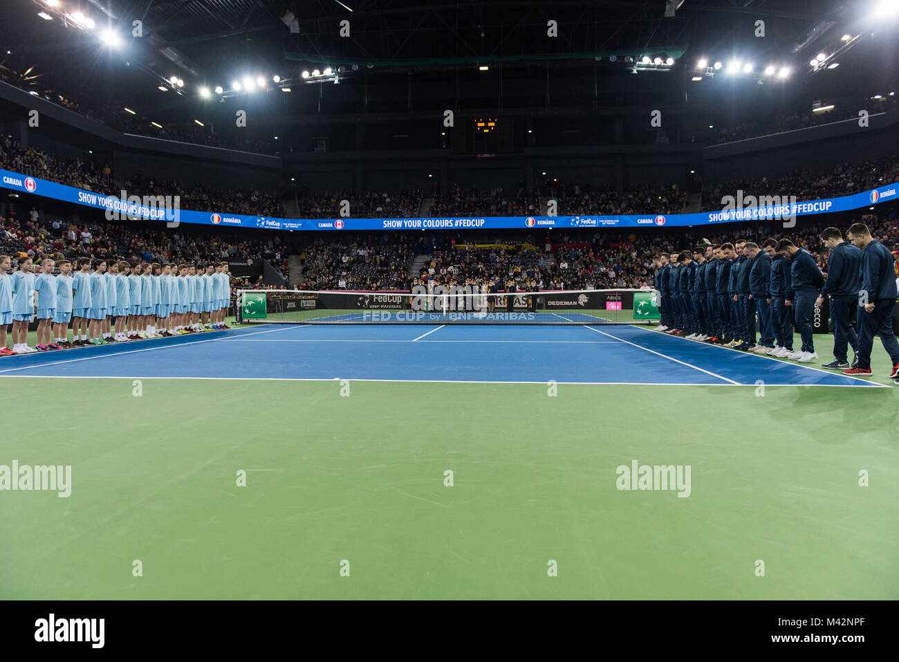 CLUJ NAPOCA, Roumanie - 10 février 2018 : les équipes nationales de tennis de la Roumanie et le Canada dans la cour lors de la cérémonie d'ouverture de la Fed Cu Banque D'Images