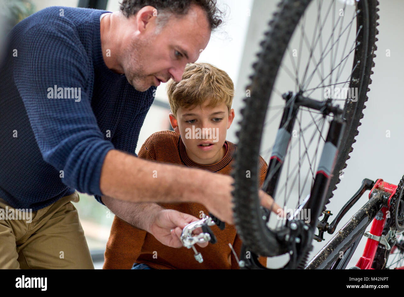 Père Fils montrant comment prendre soin de son vélo Banque D'Images