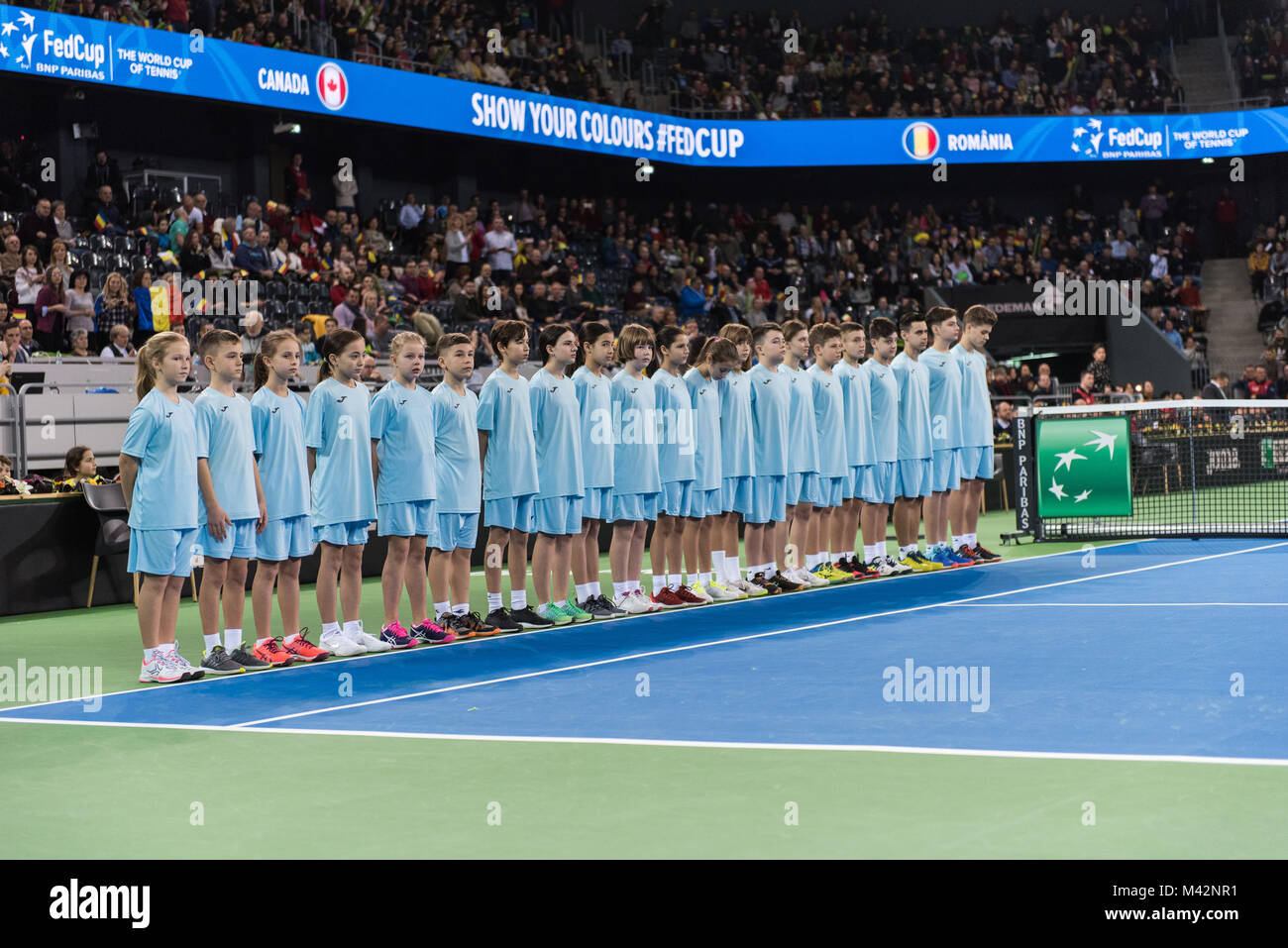CLUJ NAPOCA, Roumanie - 10 février 2018 : la balle, garçons et filles entrant dans la cour lors de la cérémonie d'ouverture de la Coupe du Monde Championnat Groupe Fed Banque D'Images