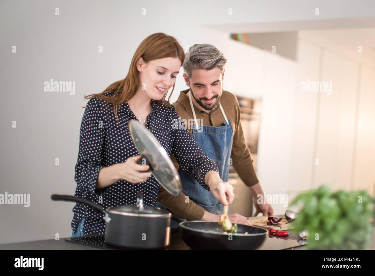 Couple en train de préparer le repas du soir ensemble Banque D'Images