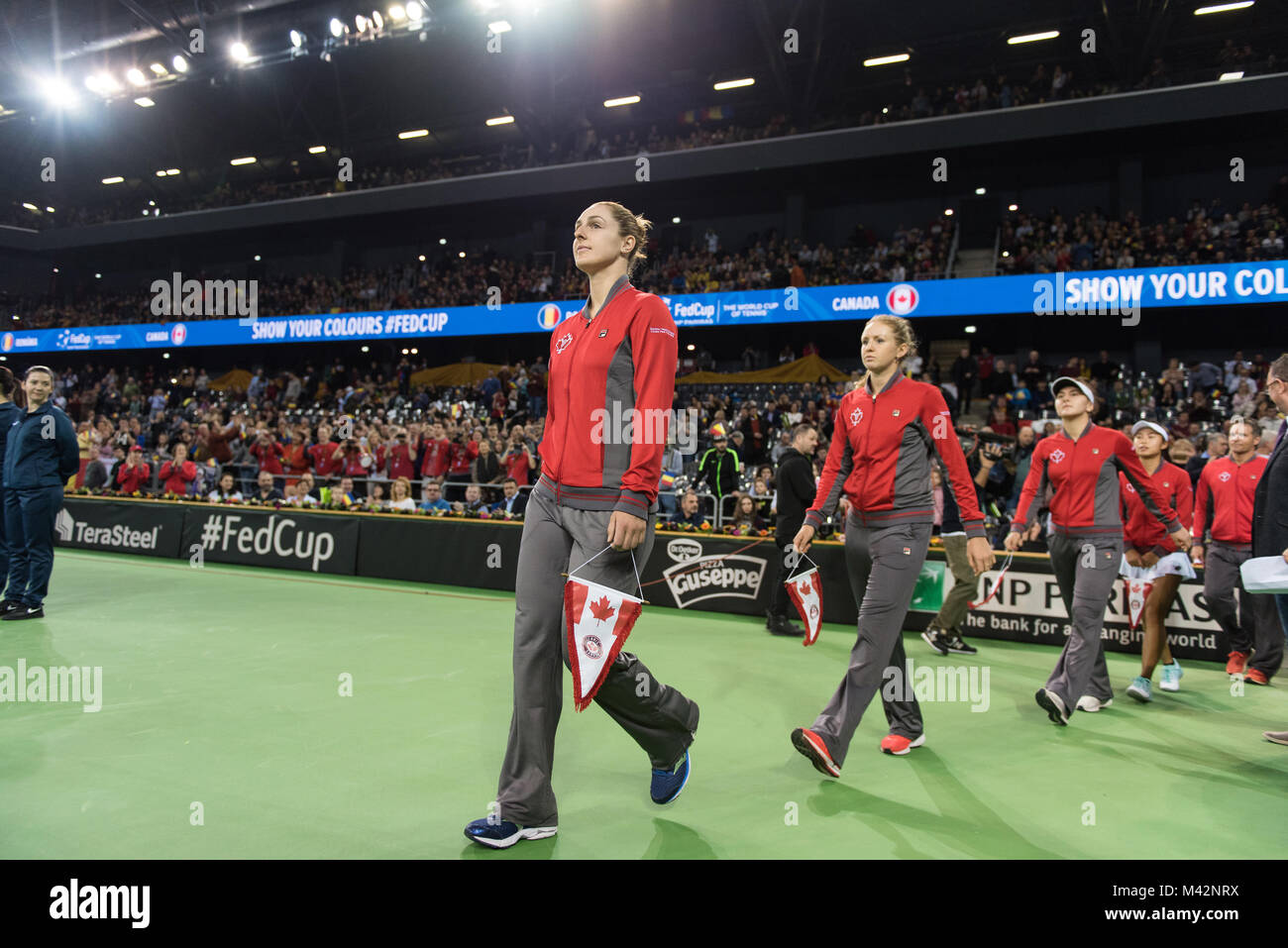 CLUJ NAPOCA, Roumanie - 10 février 2018 : l'Équipe nationale de Tennis Canada d'entrer dans l'aire de jeux, à la cérémonie d'ouverture de Fed Cup World Group Pl Banque D'Images