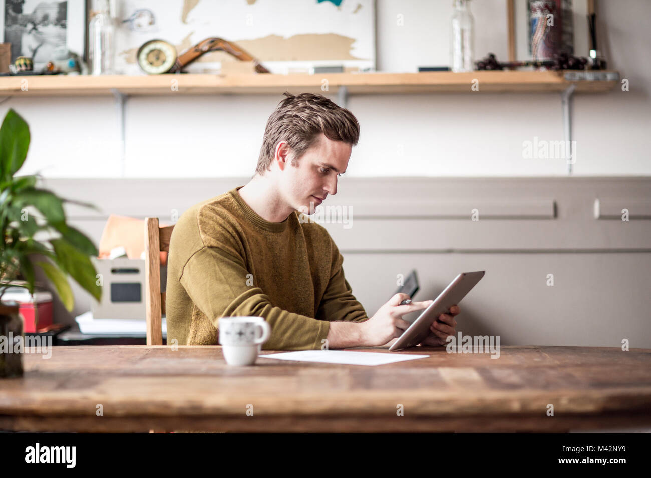 Jeune homme avec tablette numérique et l'application Banque D'Images