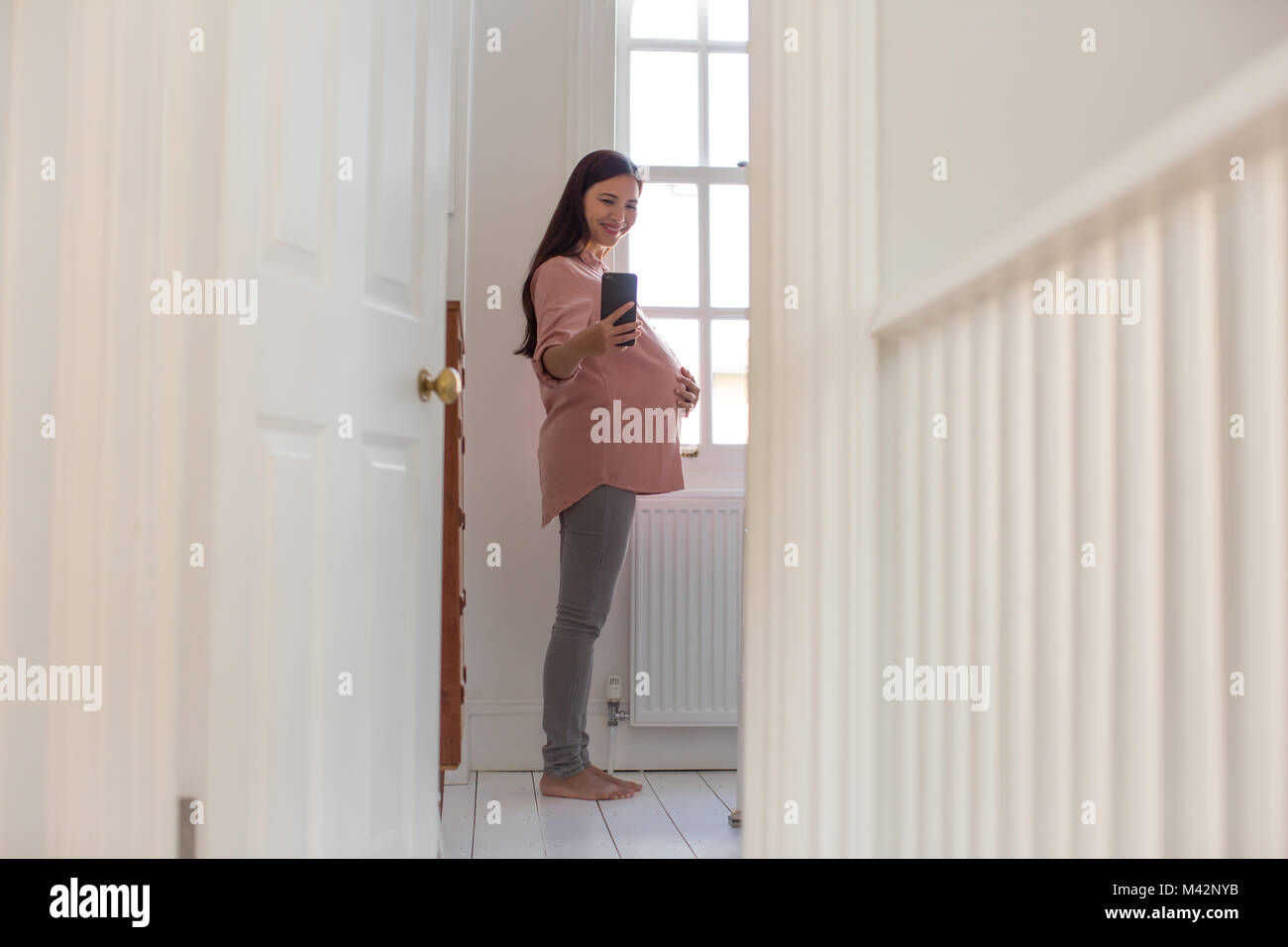 Femme enceinte en tenant avec smartphone selfies Banque D'Images