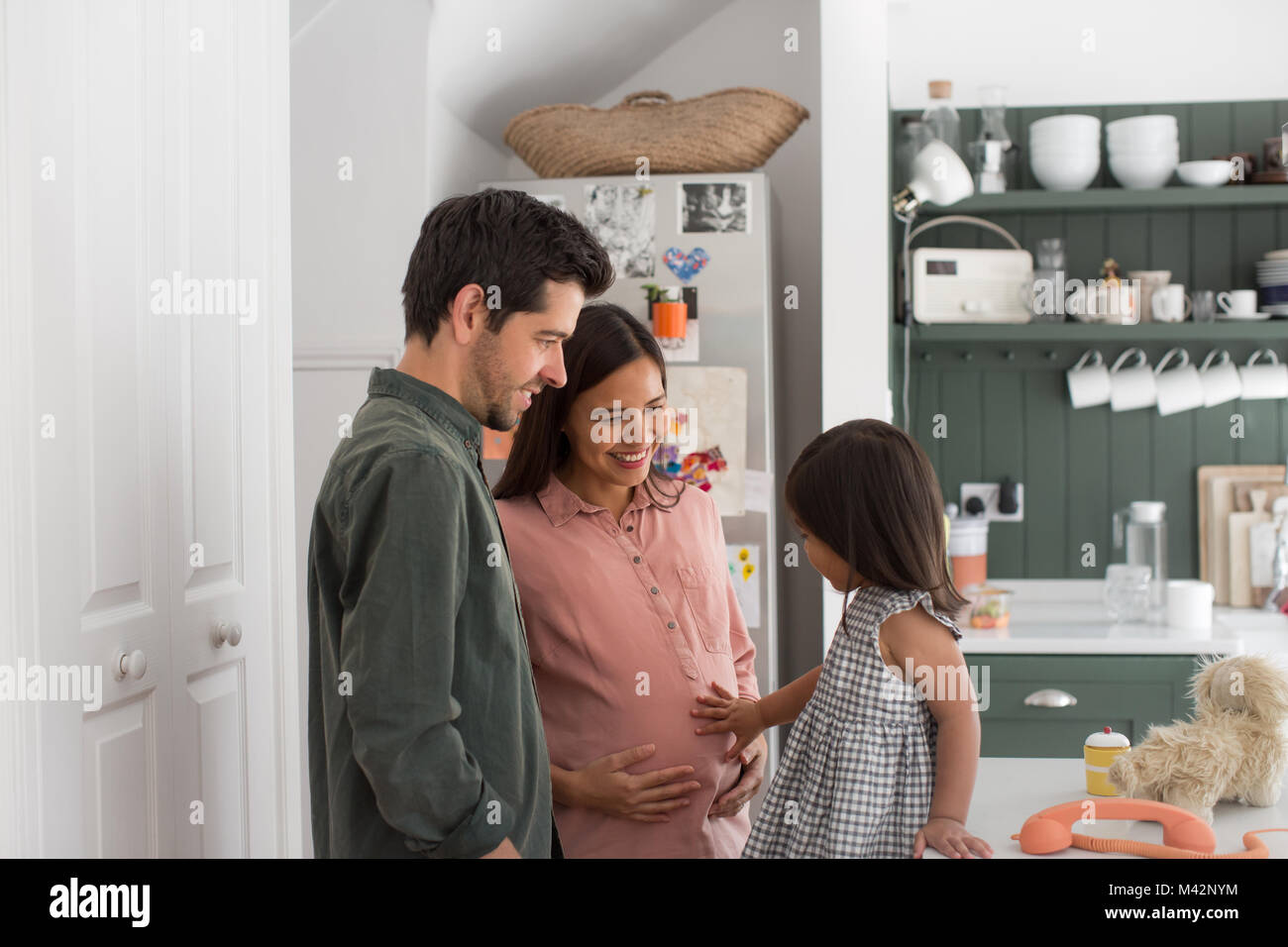 Mère enceinte avec sa fille et la famille Banque D'Images