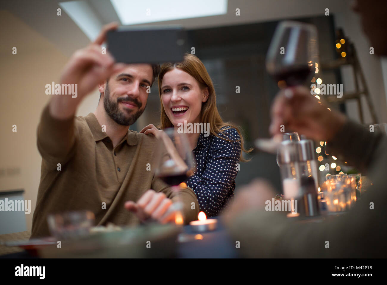 Un couple qui lors d'une célébration selfies Banque D'Images