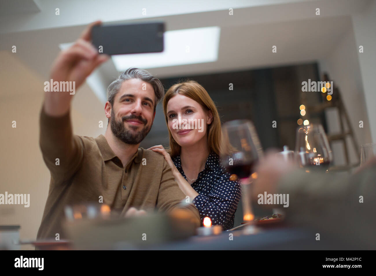 Un couple qui lors d'une célébration selfies Banque D'Images