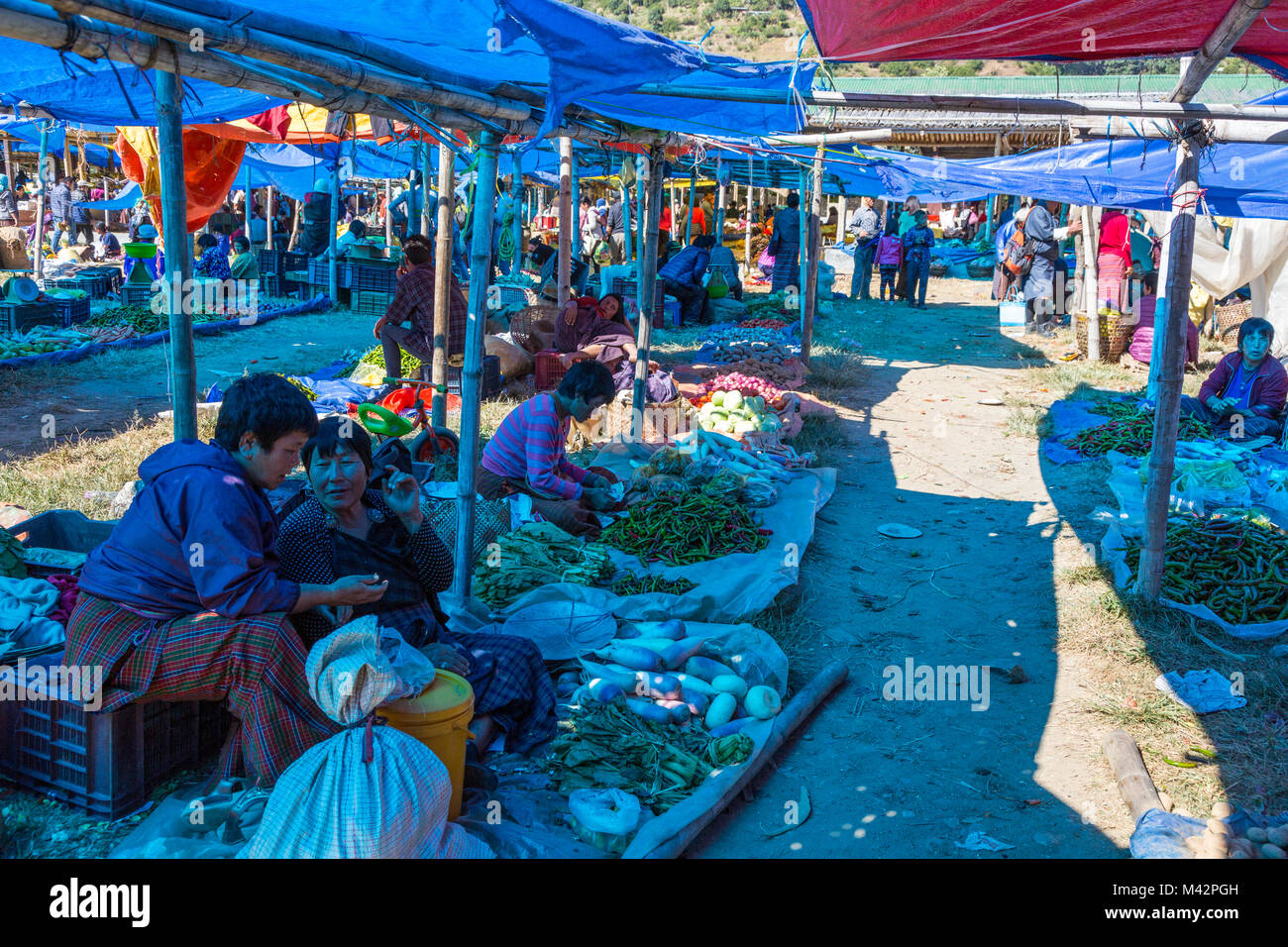 Punakha, Bhoutan. Marché de Fruits et légumes sous des bâches en plastique bleu pour l'ombre. Banque D'Images