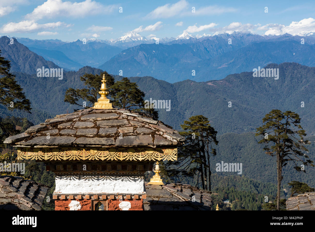 Punakha, Bhoutan. Chortens (sanctuaires) à un col dans les montagnes de l'Himalaya ; Contreforts de l'Himalaya dans la distance. Banque D'Images