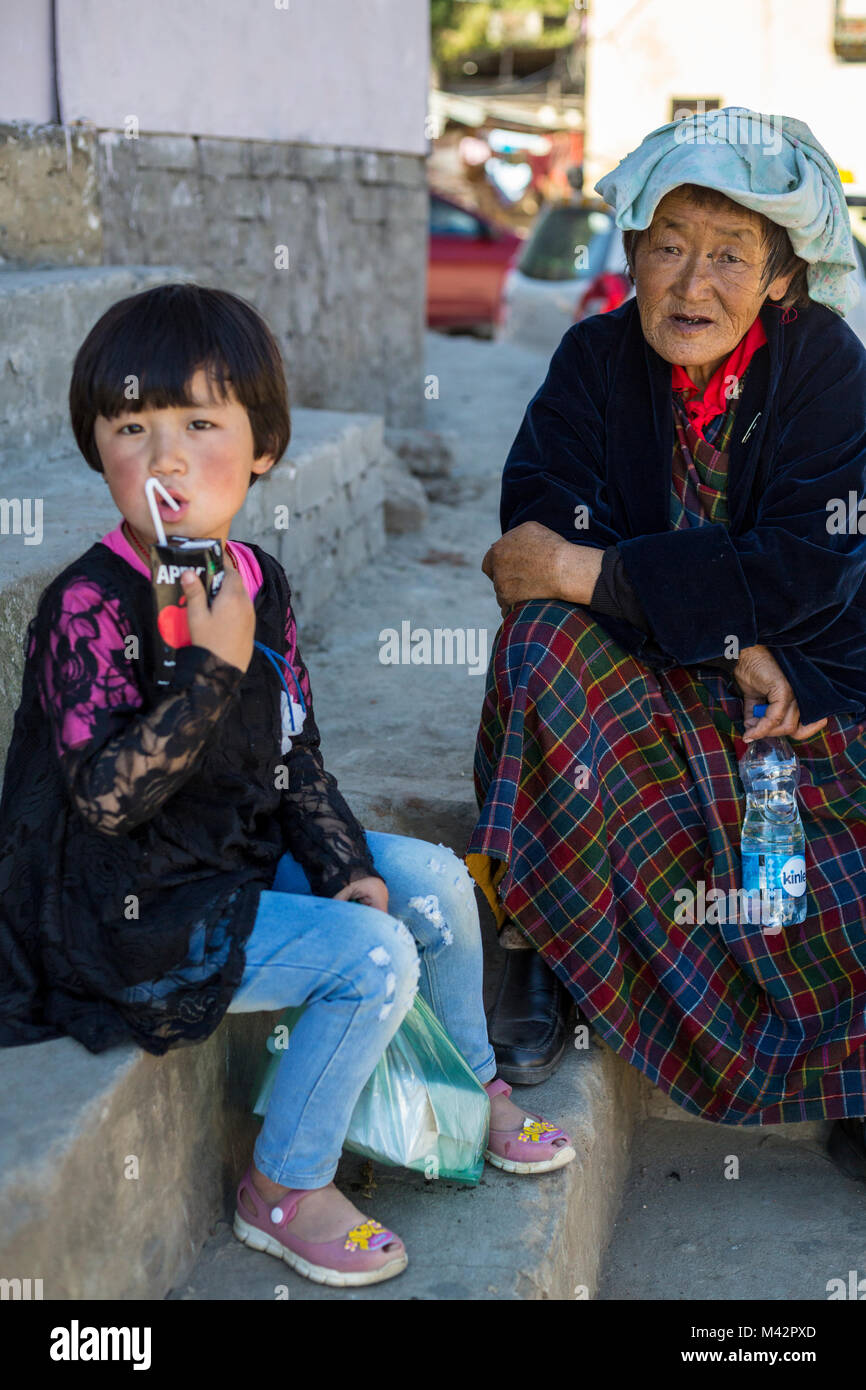 Punakha, Bhoutan. Jeune fille et sa grand-mère, Lobeysa marché. Banque D'Images