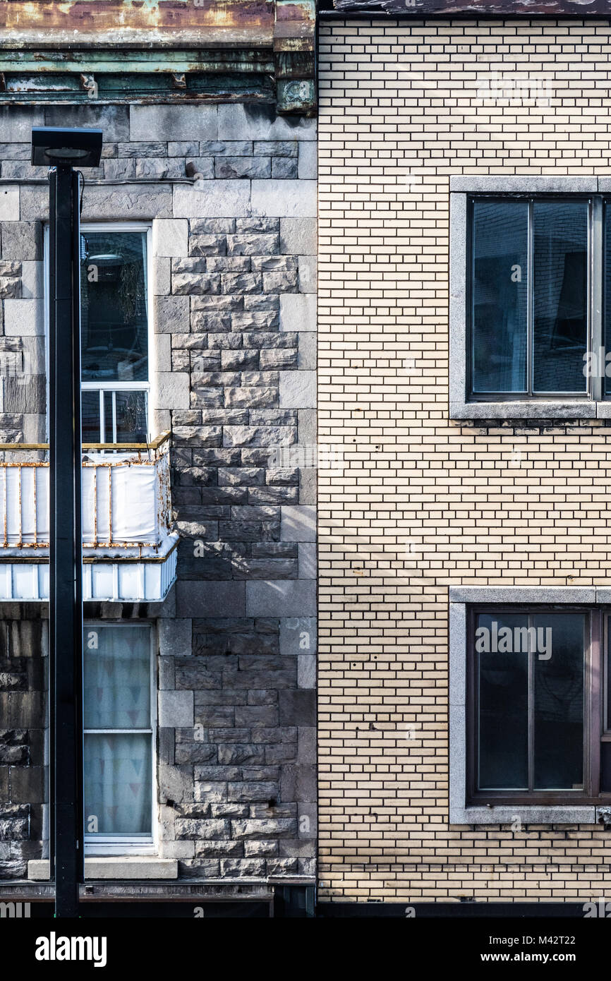 Deux types de mur, l'ancien et le moderne centré ligne de séparation Banque D'Images