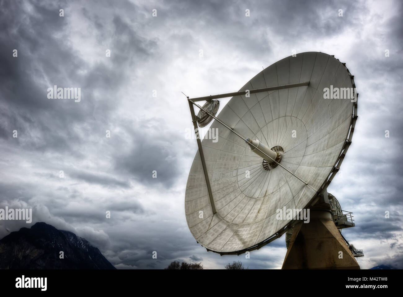 Grande antenne satellite à Loèche prise en 2015 Banque D'Images