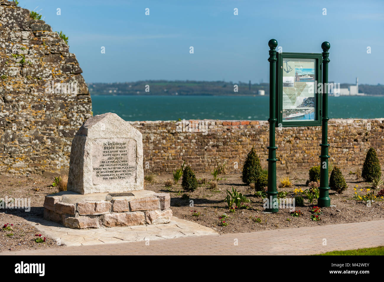 Mémorial Bruce Ismai dans le jardin Titanic Memorial à Cobh, comté de Cork, Irlande avec Whitegate, copier l'espace et la mer en arrière-plan. Banque D'Images