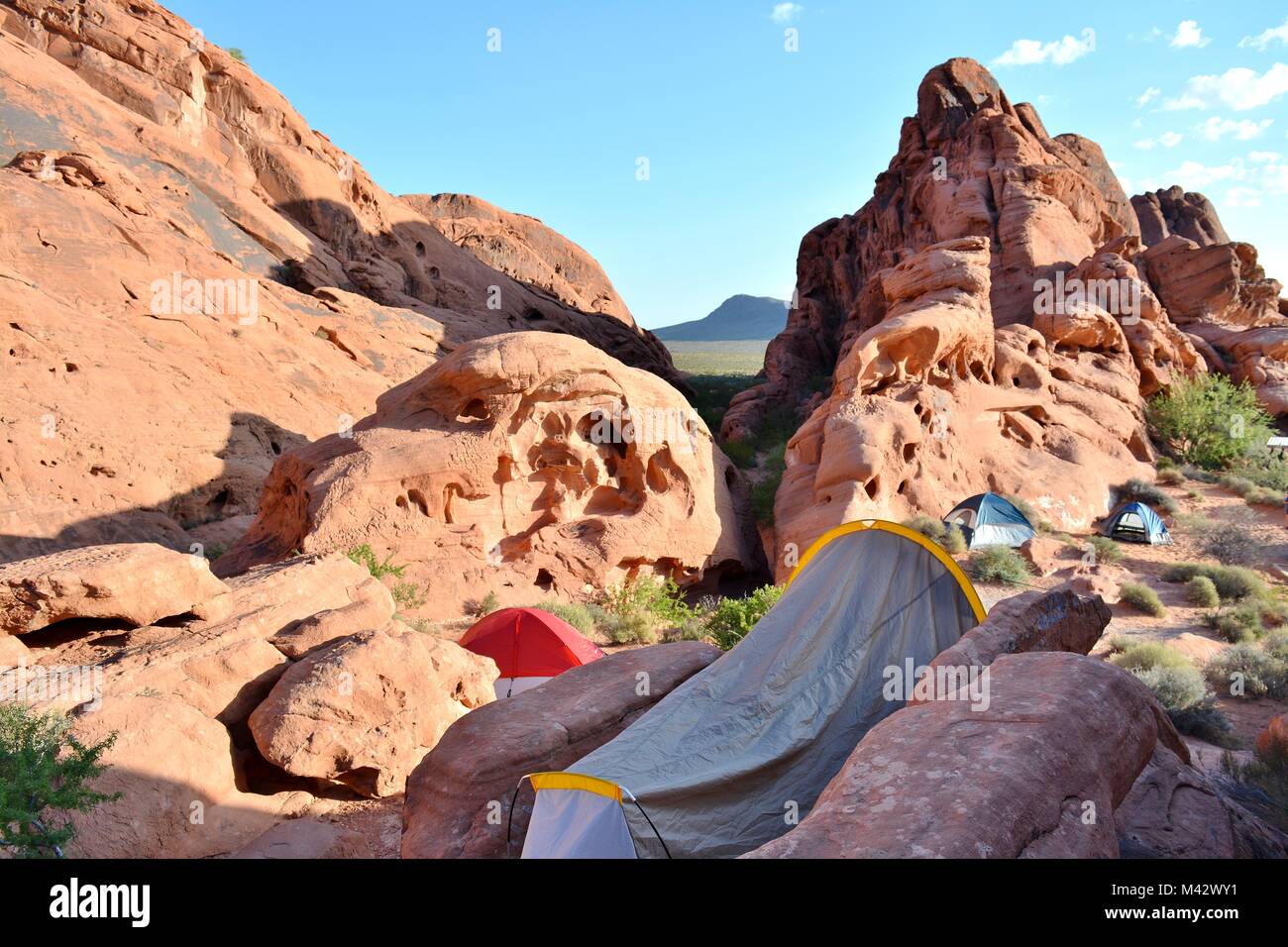 Camping dans le grès dans la Vallée de Feu State Park, Nevada Banque D'Images