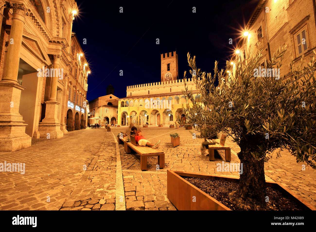 Piazza del Popolo, Offida, village du district de Ascoli Piceno, Marches, Italie Banque D'Images