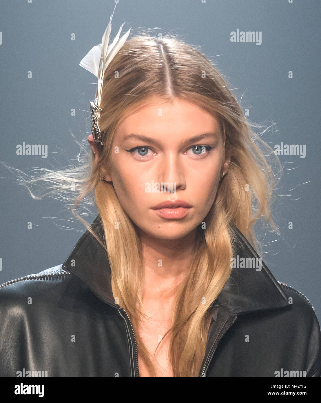 NEW YORK, NY - 12 Février 2018 : Stella Maxwell promenades la piste au Zadig & Voltaire Automne Hiver 2018 défilé lors de la Fashion Week de New York Banque D'Images