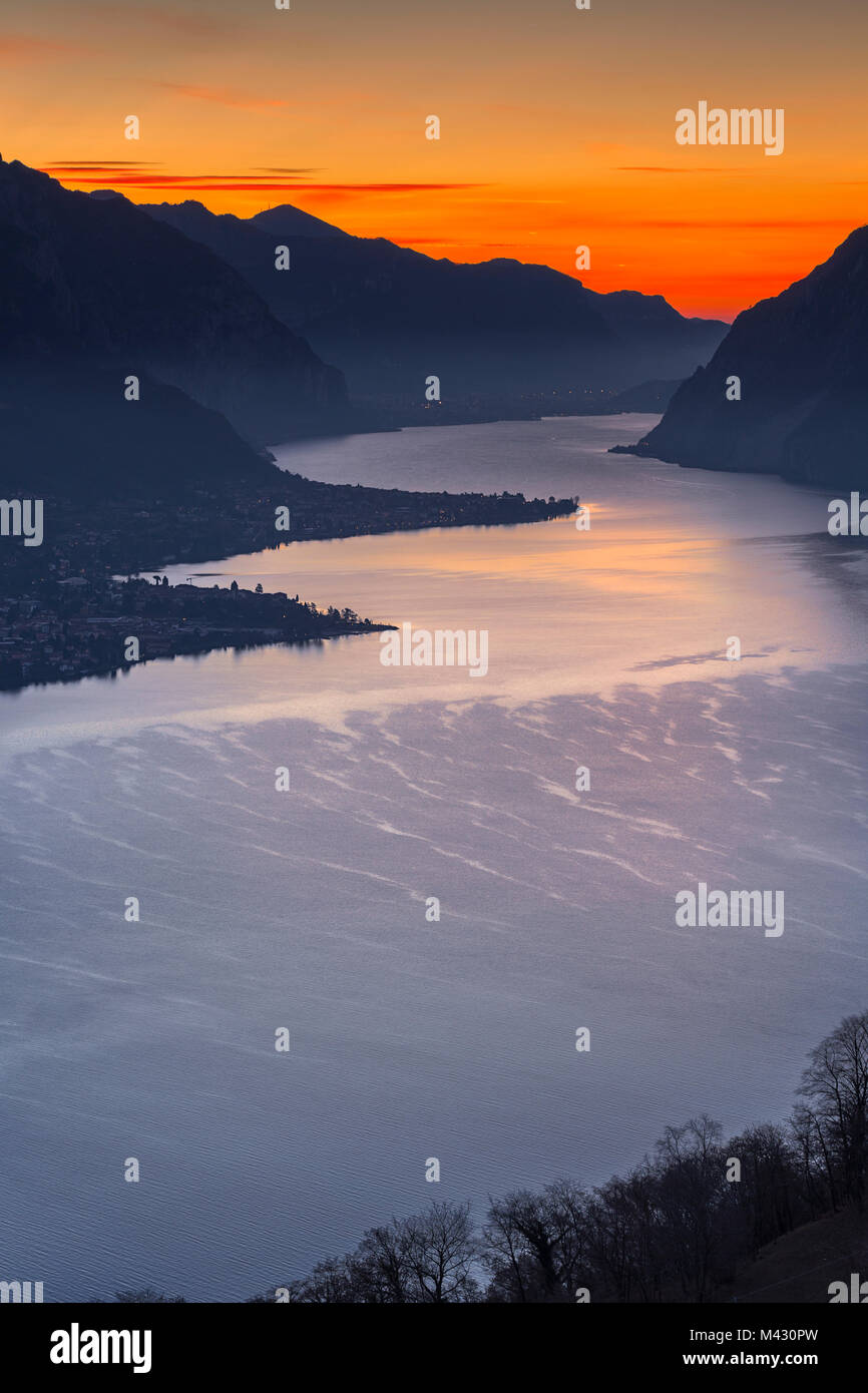 Lever du soleil sur le lac de Côme, province de Côme, Lombardie, Italie, Europe Banque D'Images