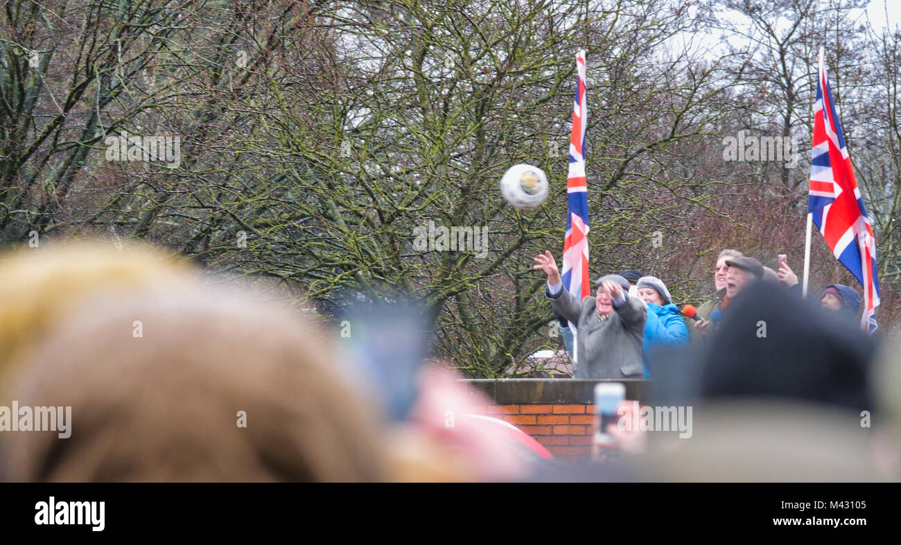 Ashbourne, UK. 13e Février 2018. Ye Olde & hugball médiévale antique jeu est l'ancêtre de football. C'est joué entre deux équipes, le Up'Ards & Bas'Ards, séparés par l'Henmore Brook river. Les objectifs sont 3 milles à Sturston Mill & Clifton Mill. Le poème de Charles Cotton burlesque sur le grand gel, datant de 1683, mentionne ce jeu à Ashbourne. Il était le cousin de Cockayne Aston baronet de Ashbourne, Derbyshire. De : Doug Blane/Alamy Live News Banque D'Images