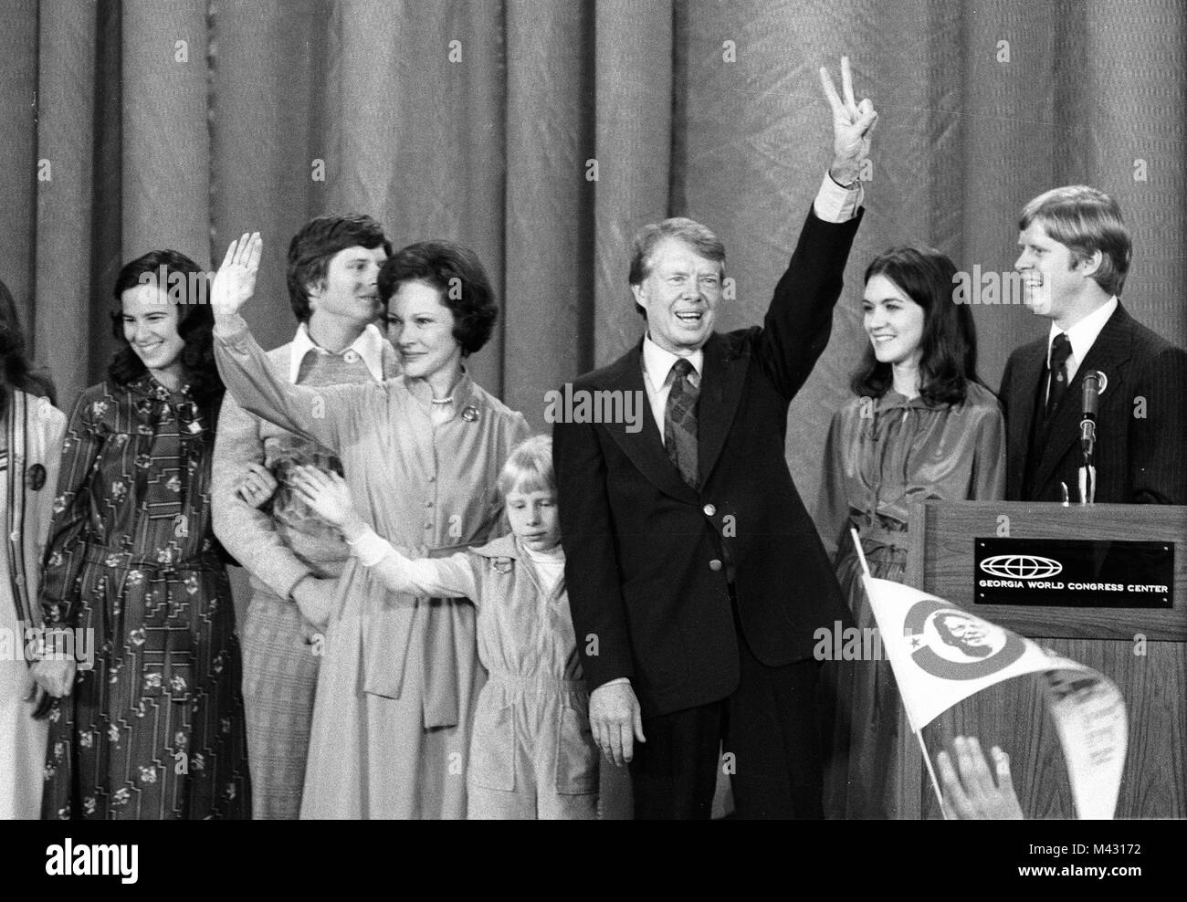 Le président élu des États-Unis, Jimmy Carter, son épouse, Rosalynn, et sa fille Amy, entourée de sa famille, vague à la foule lors d'une élection nuit rally après avoir revendiqué la victoire sur le président des États-Unis, Gerald R. Ford à Atlanta, Géorgie le 3 novembre 1976. Credit : Benjamin E. 'Gene' Forte/CNP Photo : Benjamin E. 'gene' Forte/consolidé Nouvelles Photos/Benjamin E. 'Gene' Forte - CNP Banque D'Images