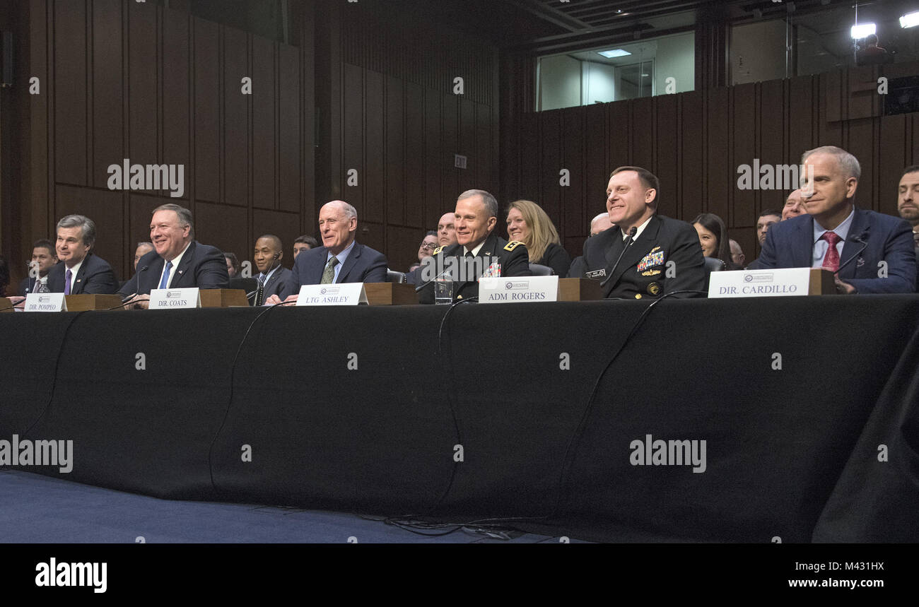 13 février 2018 - Washington, District de Columbia, États-Unis d'Amérique - de gauche à droite : Federal Bureau of Investigation (FBI) réalisateur Christopher Wray, Central Intelligence Agency (CIA) Directeur Mike Pompeo, directeur du Renseignement National (DNI) Dan Coats, Defense Intelligence Agency (DIA) Directeur général Robert P. Ashley, Jr., Armée des États-Unis, la National Security Agency (NSA) Directeur l'amiral Michael S. Rogers, United States Navy, et National Geospatial-Intelligence Agency (NGA) Réalisateur Robert Cardillo, apparaissent ensemble comme ils témoignent devant les États-Unis S Banque D'Images