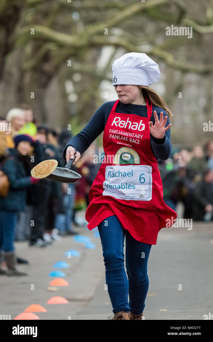 Londres, Royaume-Uni. Feb 13, 2018. Des députés, des Lords et des médias de l'assister à la 21e édition de la course de crêpes parlementaire Rehab au Victoria Tower Gardens à Westminster. © Guy Josse/Alamy Live News Banque D'Images