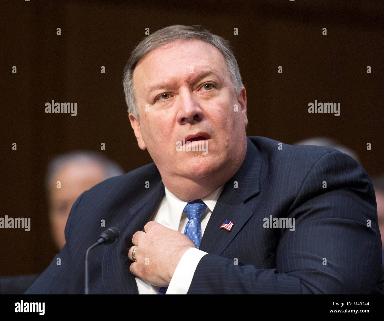 Central Intelligence Agency (CIA) Directeur Mike Pompeo témoigne devant le comité du Sénat des États-Unis sur l'intelligence au cours d'une audience pour examiner les menaces à l'échelle mondiale sur la colline du Capitole à Washington, DC le Mardi, Février 13, 2018 Credit : Ron Sachs/CNP /MediaPunch Banque D'Images