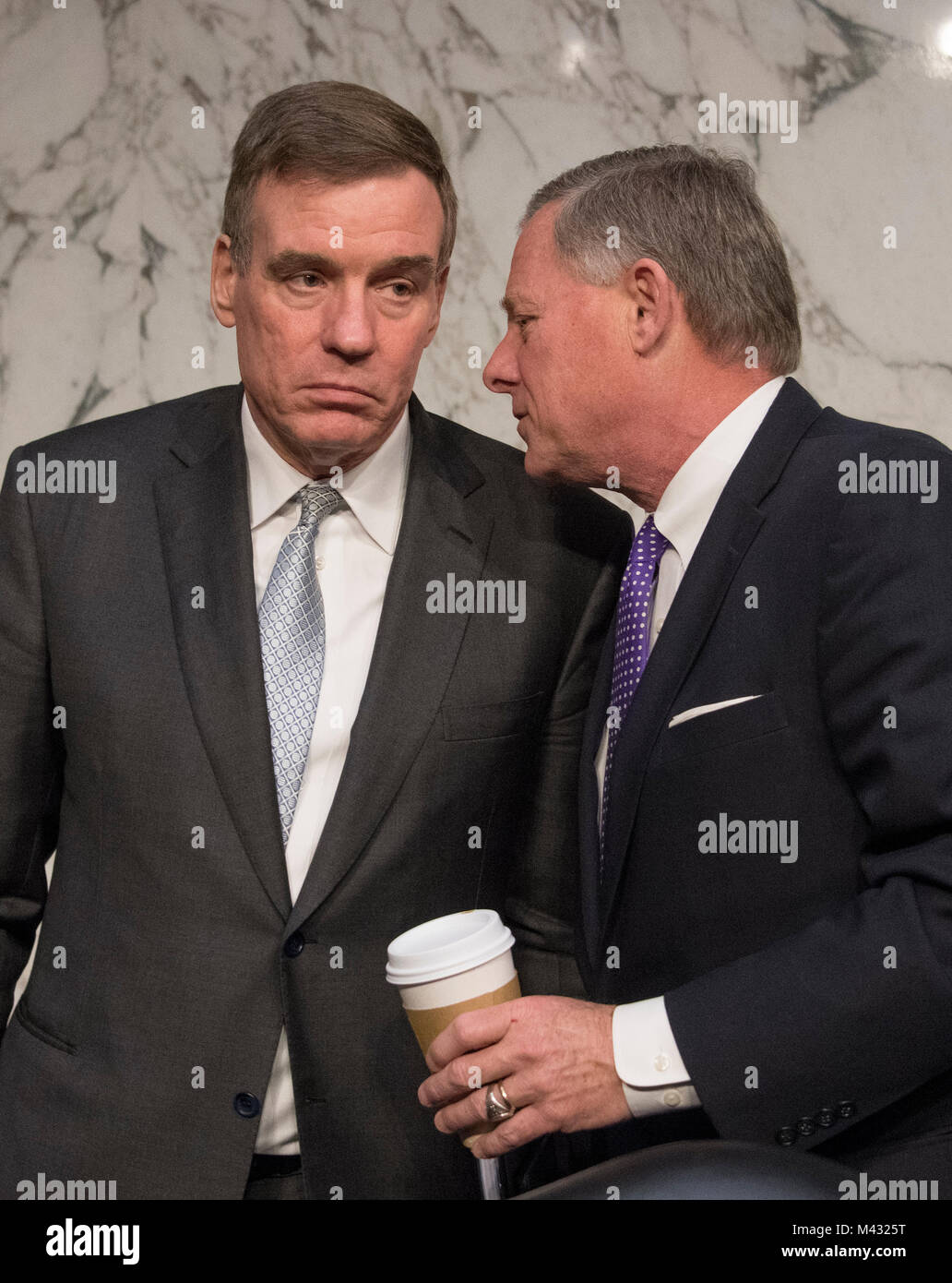 États-unis le sénateur Mark Warner (démocrate de Virginie), Vice-président, à gauche, et le sénateur américain Richard Burr (républicain de Caroline du Nord), le Président, à droite, de la comité du Sénat américain sur l'intelligence, de discuter de la journée de témoignage devant le comité du Sénat américain sur l'intelligence au cours d'une audience pour examiner les menaces à l'échelle mondiale sur la colline du Capitole à Washington, DC le Mardi, Février 13, 2018 Credit : Ron Sachs/CNP /MediaPunch Banque D'Images