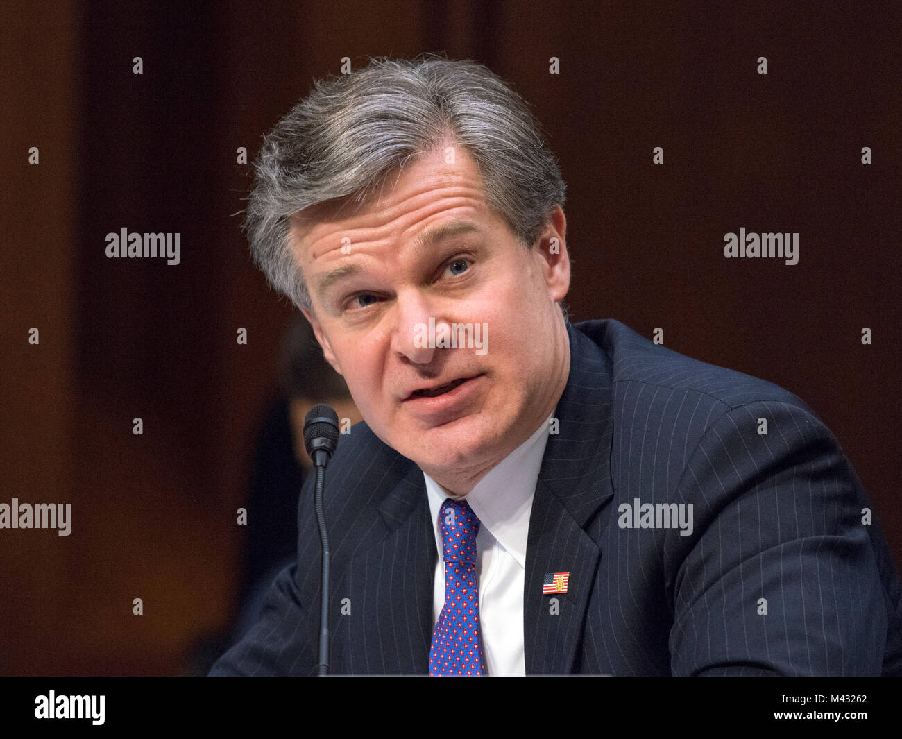 Federal Bureau of Investigation (FBI) réalisateur Christopher Wray témoigne devant le comité du Sénat des États-Unis sur l'intelligence au cours d'une audience pour examiner les menaces à l'échelle mondiale sur la colline du Capitole à Washington, DC le Mardi, Février 13, 2018 Credit : Ron Sachs/CNP /MediaPunch Banque D'Images