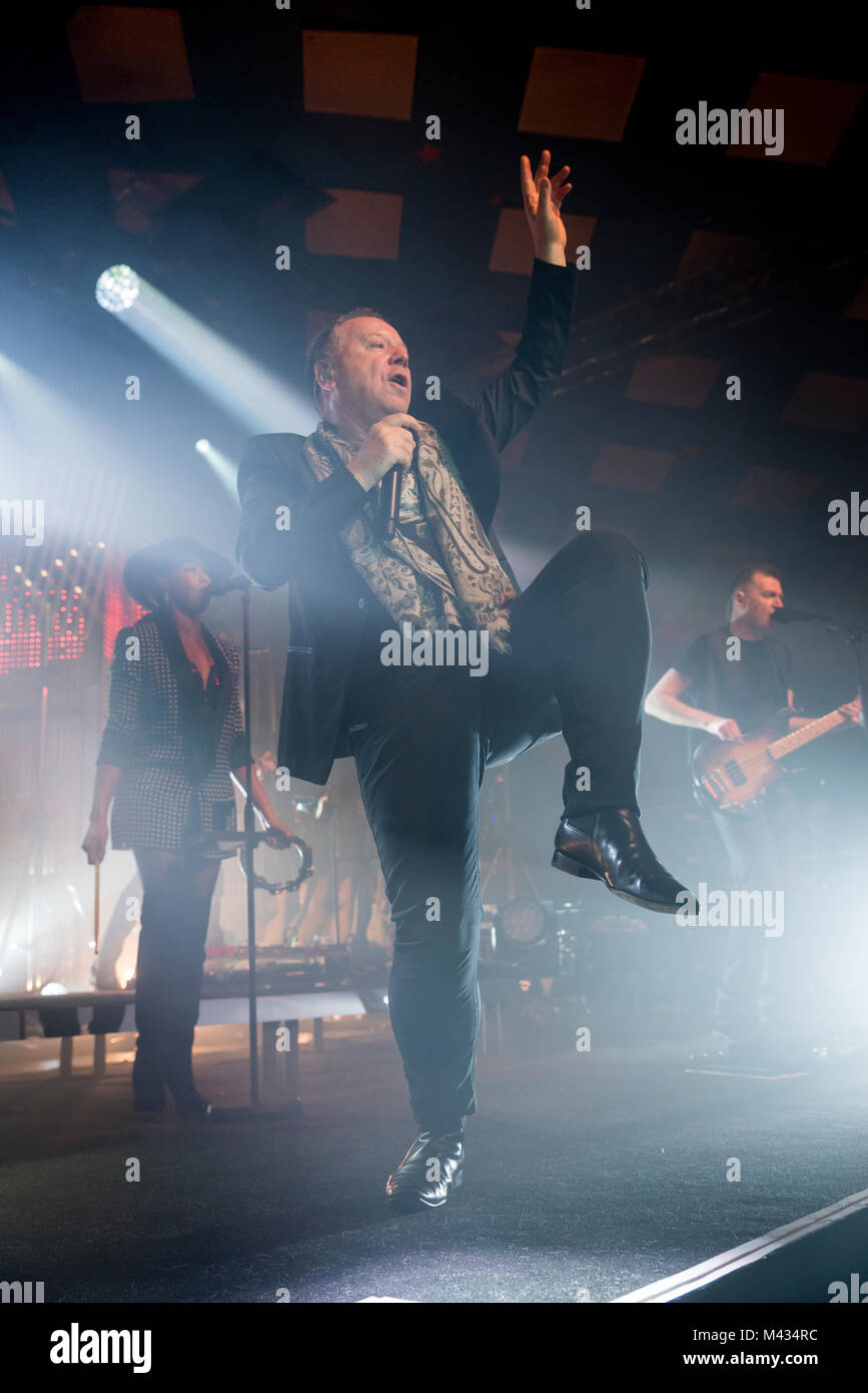 Simple Minds prendre à la scène en Barrlowlands Glasgow .Bac 2007 le 13 février 2018. Premiere le nouvel album studio, marcher entre les mondes. Glasgow Barrowland Ballroom ,:Crédit Photo Martin os (Ecosse) Crédit : Martin Bone/Alamy Live News Banque D'Images