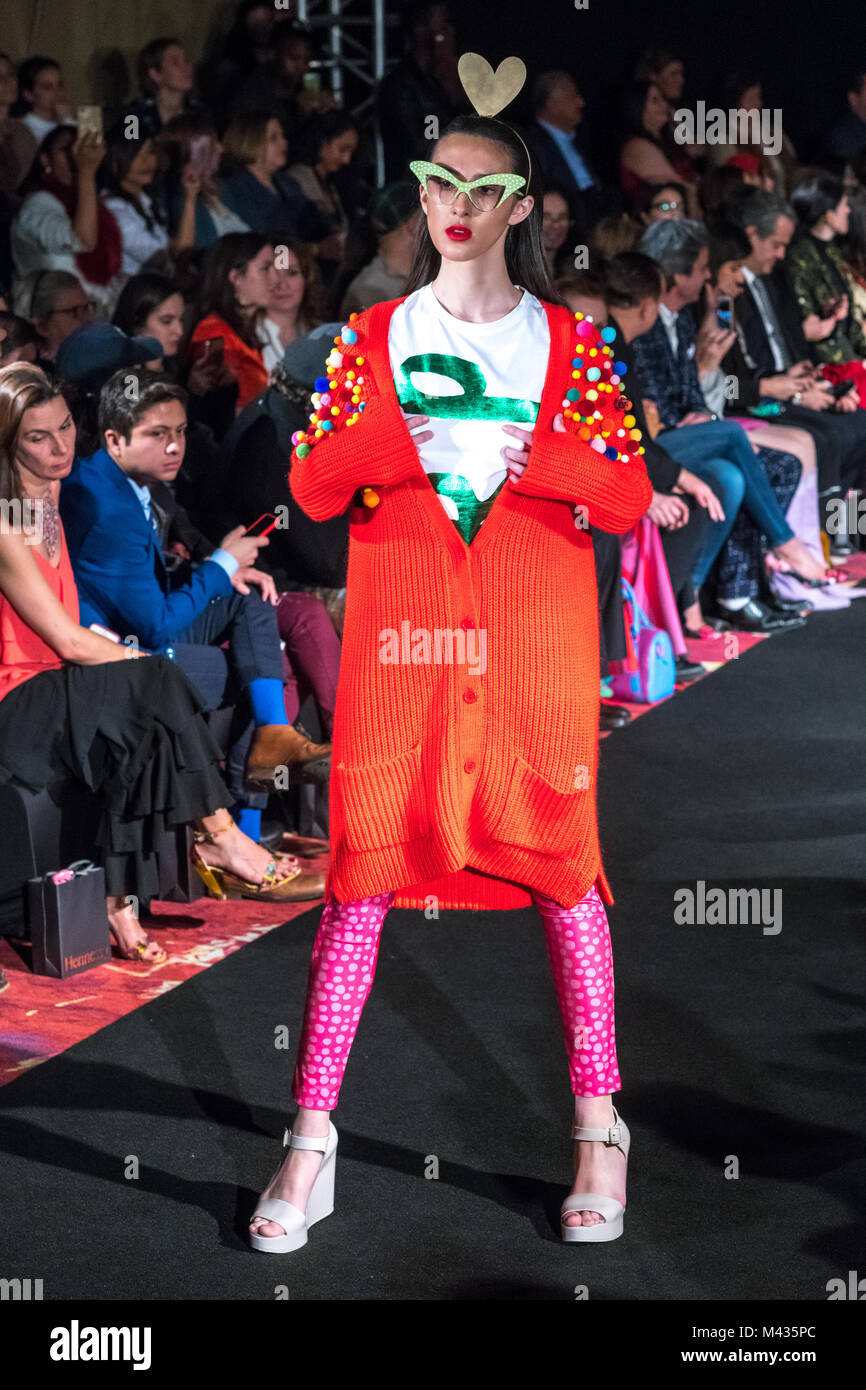 New York, États-Unis, 13 févr. 2018. La piste de marche des modèles pour  présenter la collection Automne-Hiver 18-19 par designer espagnole Agatha  Ruiz de la Prada au cours de la Fashion Week