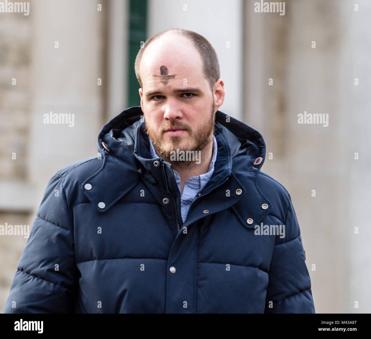 . Fidèles à Brentwood cathédrale catholique romaine avec une croix de cendres sur leur front pour marquer le mercredi des Cendres - le premier jour du carême dans le calendrier chrétien Crédit : Ian Davidson/Alamy Live News Banque D'Images